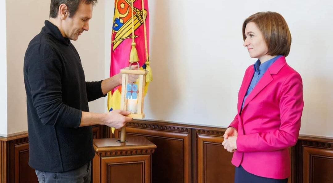 The Light of Peace is received by the President of Moldova