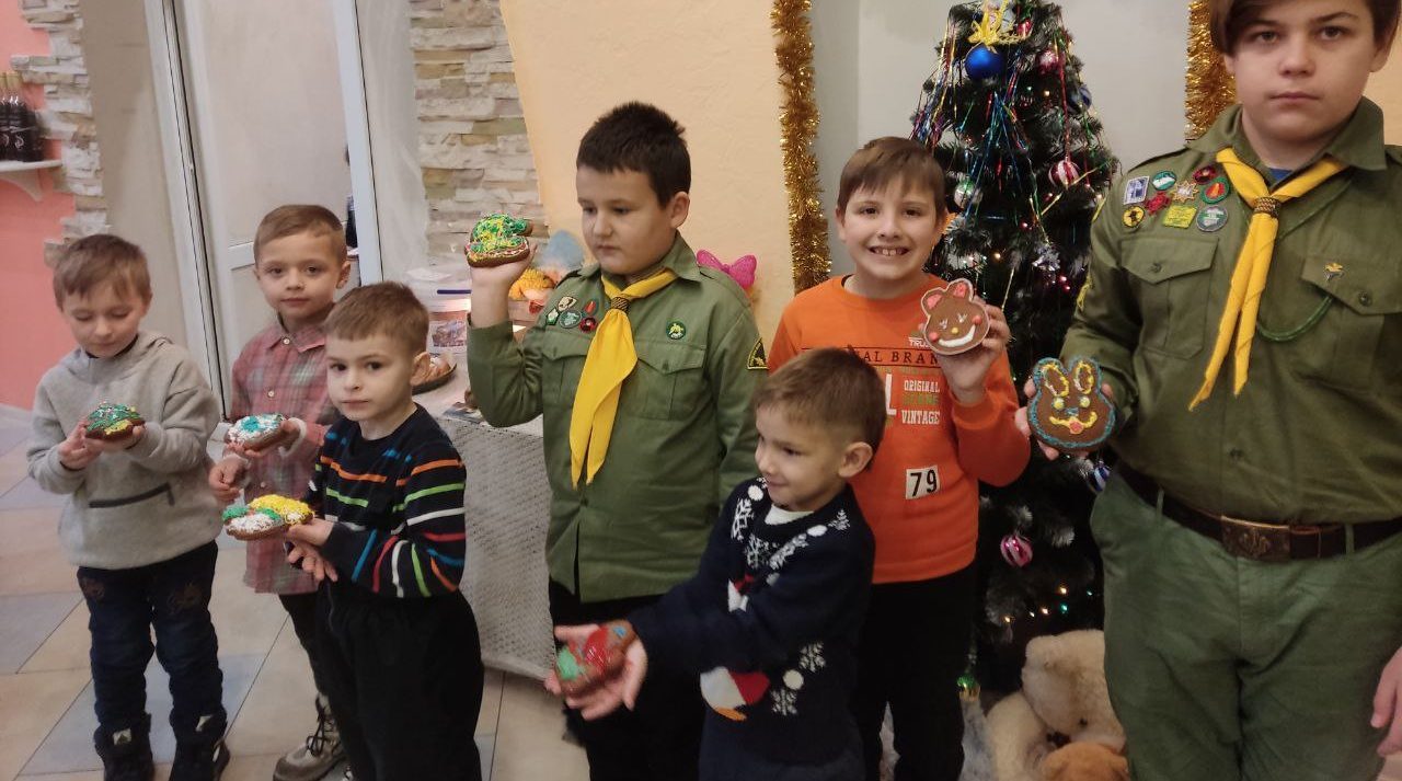 Plast and Caritas organized a gingerbread painting for children